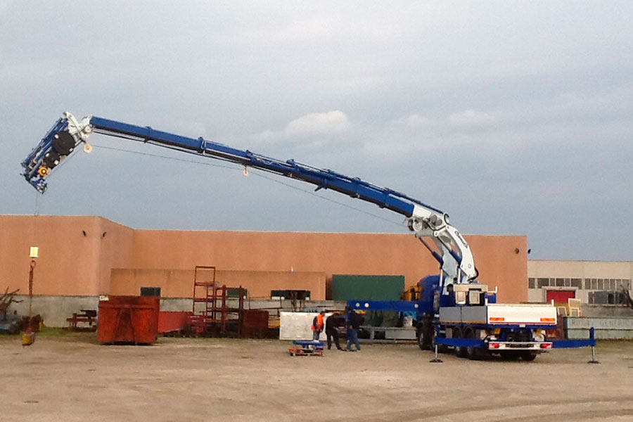 noleggio autocarro con gru con jeeb